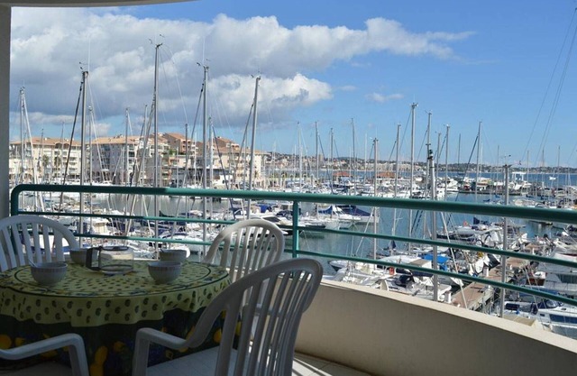 Fréjus: 1BR Apt, Sleeps 5, Pool, Beach 150m, Parking, Pets OK