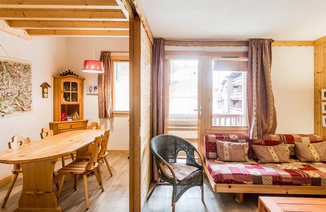Cozy 6-pers duplex 150m from slopes with free parking, balcony, raclette and fondue appliances