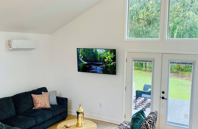 Franklin Wellness Retreat · Cathedral Windows, Patio, Spa Soaking Tub & Fire Pit