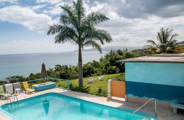 Free Airport pick-up. private villa with amazing ocean veiw, pool, and maid.
