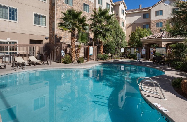 Free Breakfast. Hot Tub. Quick Drive to New Mexico State University!