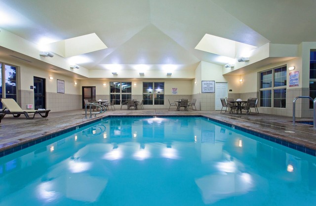 Free Breakfast. Pool & Hot Tub. Perfect for Groups!