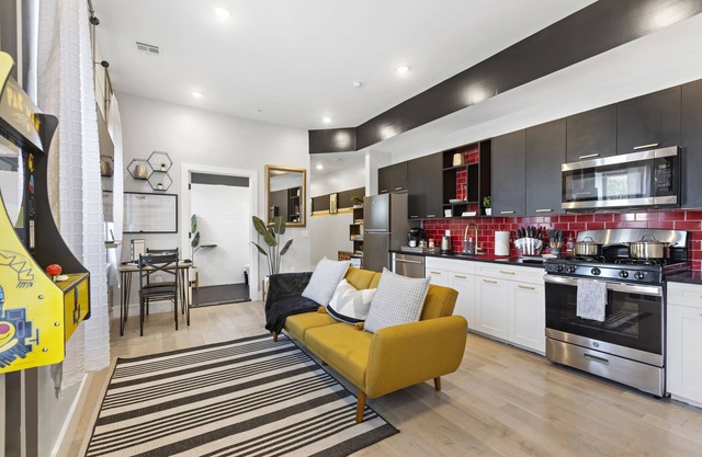 Free Parking 30% Off 4 br Duplex Prime location