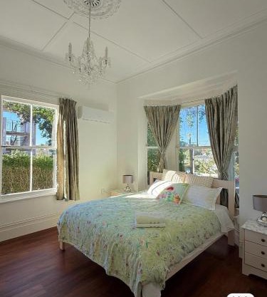 Free Parking,5 minutes to City, bus at the door, 100-year-old building at the foot of Mount Eden Park,unit 1
