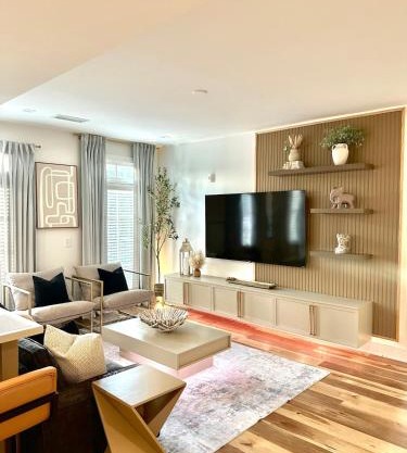 Free Parking, 75 inch TV, king Bed in Buckhead