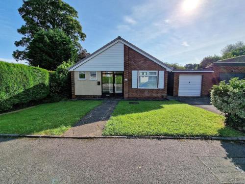 Free Parking Home In Gatley by City SuperHost