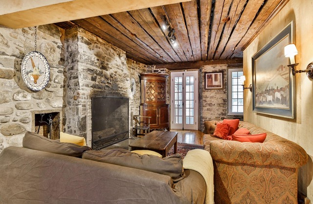 FREE PARKING | MAJESTIC Old Port Gem | POOL table - Super host on Airbnb