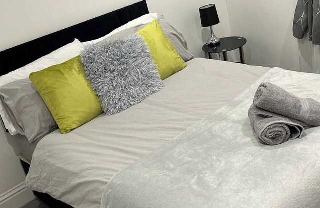 Free parking Sleek Oasis, 2 Bed, Croydon, Sleeps 6