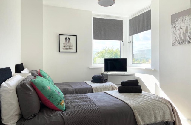 !FREE PARKING with BALCONY! - Ocean Views Apartment - 4 single beds or 2 doubles