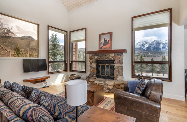 Free Ski Shuttle, Cozy Condo, Hot Tub, Pool!