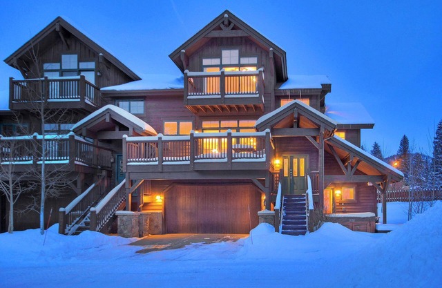 FREE SkyCard Activities - 3-Level Townhome, Private Hot Tub, Gas Fireplace - Highland Greens Linden