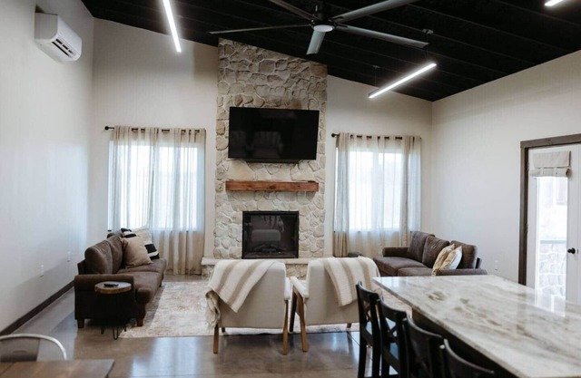 Freedom Quartersnn~Farm Setting~