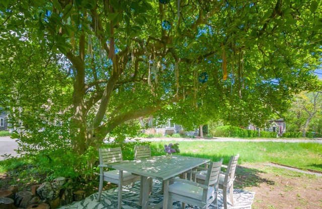 Freestanding antique cottage on Main Street in Sandwich's historic village!