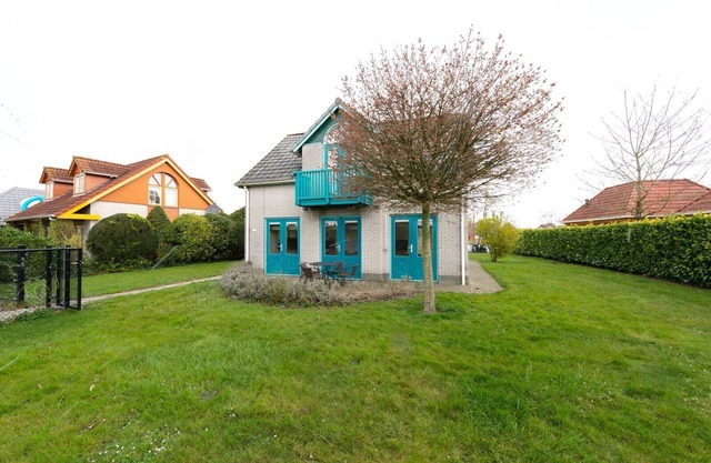 Fréjus 110 - Kustpark Village Scaldia - Detached holiday villa with spacious garden, directly at the lake