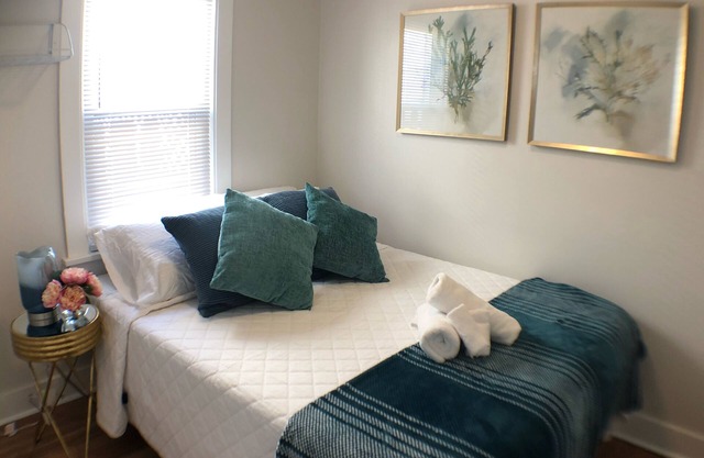 Fresh 2BDRM Cottage Right on The GOTL Strip! Sleeps 5!