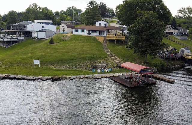Freshly Renovated 4 BR Lake House, 2 Docks, Free Kayaks, 2 Fire Pits
