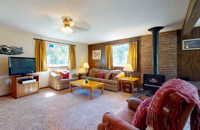 Friendly cabin with WiFi & wood-burning stove - one mile from the Rio Grande