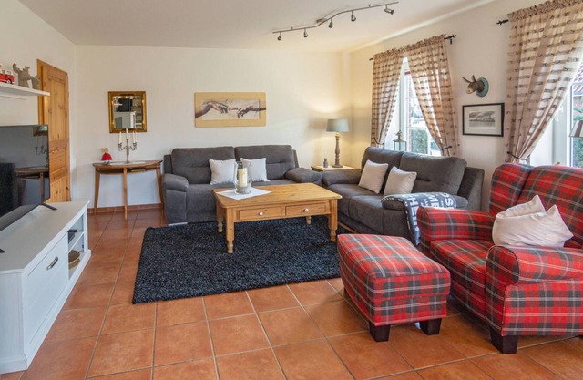 Friesenhaus Heike, 6 Personen Zzgl. Kleinkind, Garten, 3 Schlafzimmer, 128 m²
