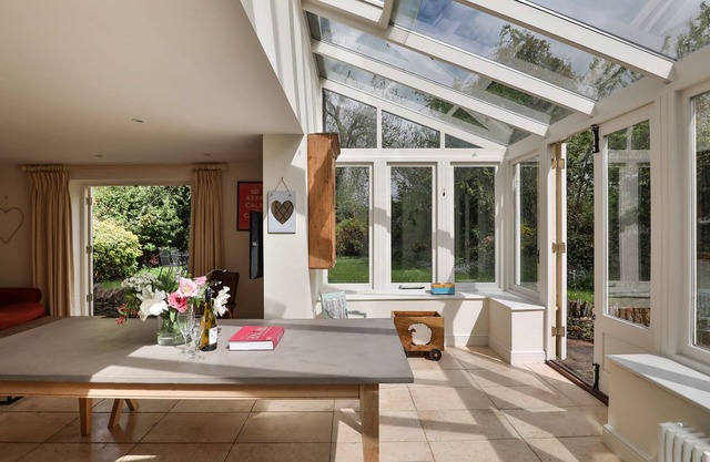 FRIESLAND COTTAGE, pet friendly, with open fire in Burford