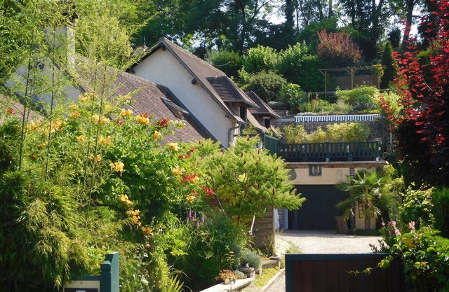 "from one Eure to another" A charming house in a garden
