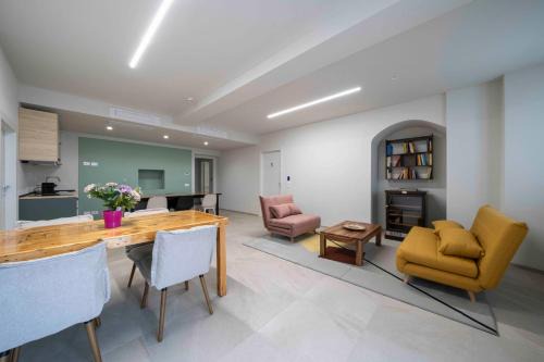 Front Lake Como - 3 Bedrms with AC, Free Parking and Wifi
