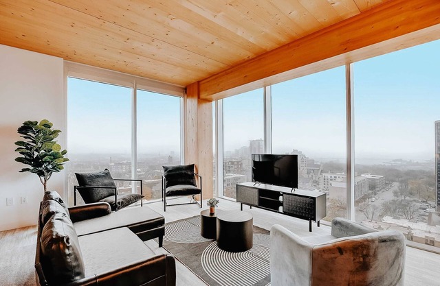 Frontdesk | 3 BR Upscale+Modern Downtown Apt
