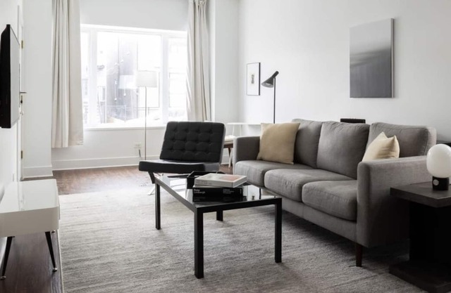 Frontdesk | Bright 3 BR Apt near Soldier Field
