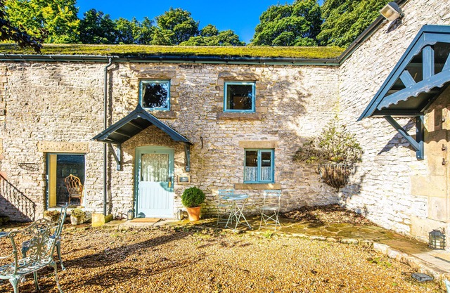 FRUITPIP, pet friendly, character holiday cottage in Bakewell