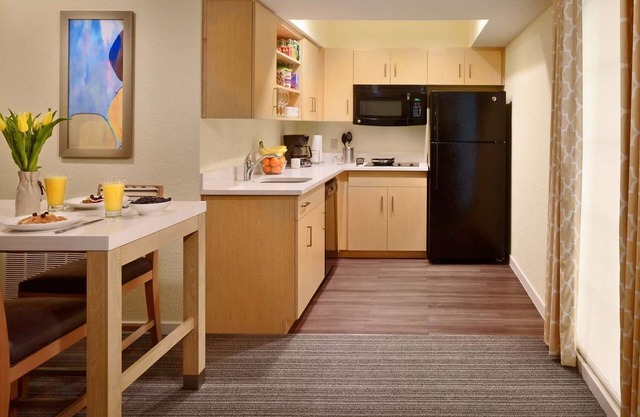 Fulfilling Stay at Schaumburg! Pets Allowed, Outdoor Pool, Free Breakfast!