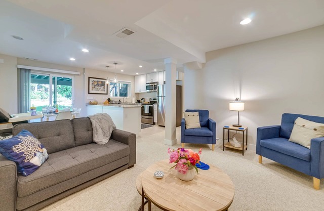 Full 1BR Suite w/Entry - 5 Min to Edmonds Beaches