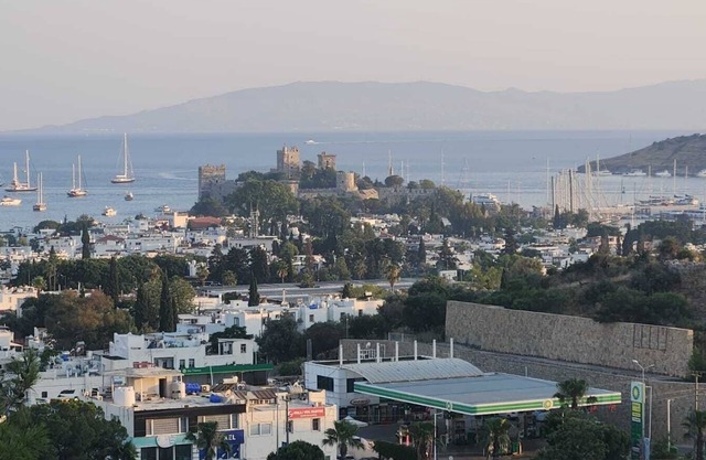 Full Castle view. 3 bedroom 3 bathroom 70sqm terrace Brutalist Conceptional flat