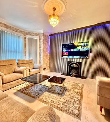 Full Home with Free Parking in Moss Bank, Crumpsall, Manchester