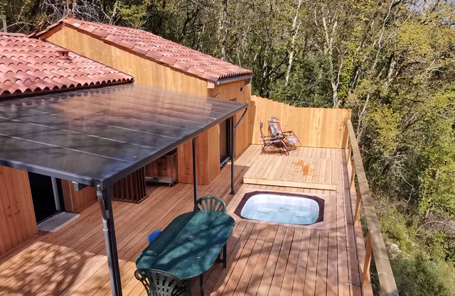 Fully enclosed south-facing chalet
