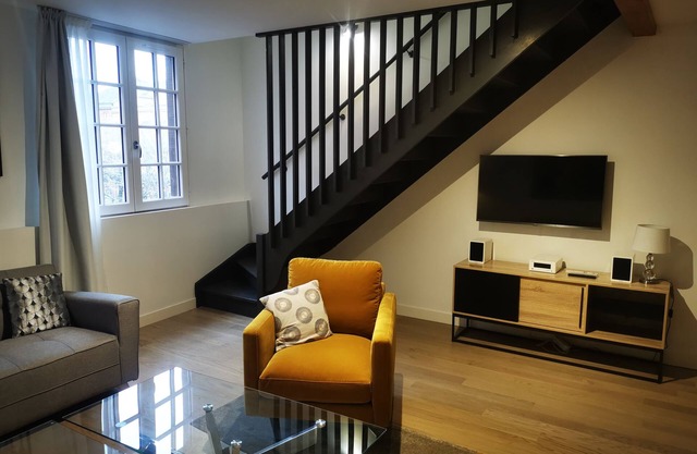 Fully-equipped 90 m2 duplex apartment in the center of town, ideal for families.