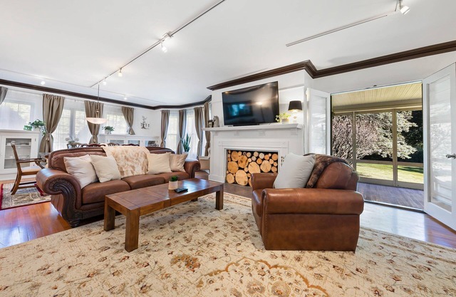 - Fully-Equipped Condo - King Bed - Massive yard -