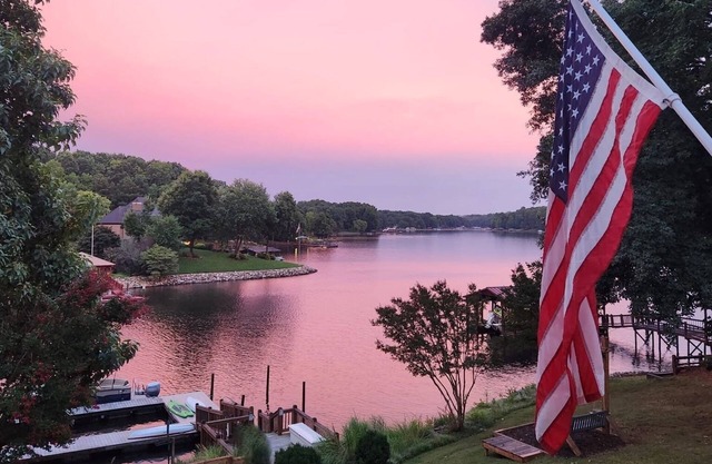 Fully Equipped Family Friendly Home with HotTub, Kayaks,SUPs, Firepit & GameRoom