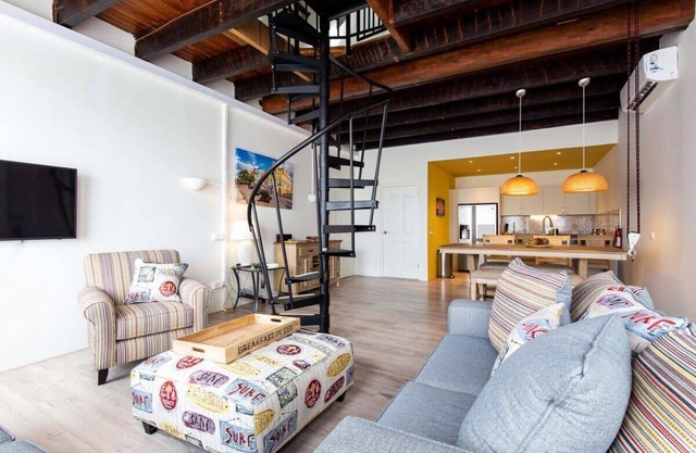 Fully Equipped Spacious 3BR Penthouse in Historic City Centre