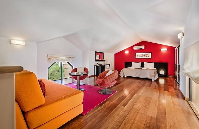 Fully-furnished 1BR Apartment with Pool View, Swimming Pool, Close to Luz Beach!