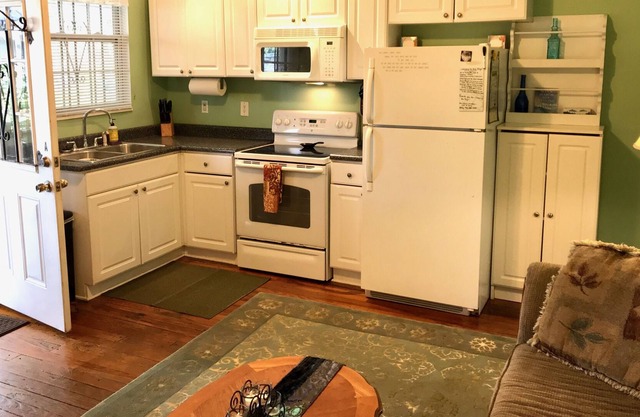 Fully Furnished, Close to Historic District, Quiet Culdesac, Friendly Neighbors