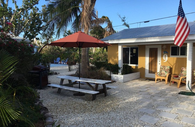 Fully furnished studio, 50 yards from ocean, shared pool, fishing-jetty