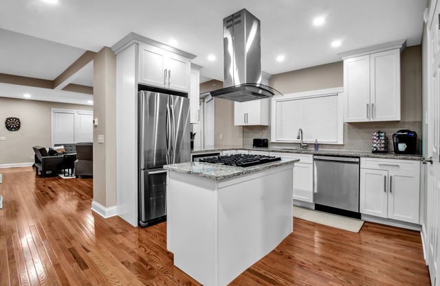 Fully renovated house in a highly walkable neighborhood; close to all!