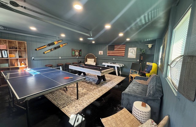 Fully Restored cottage, AMAZING game room, hot tub