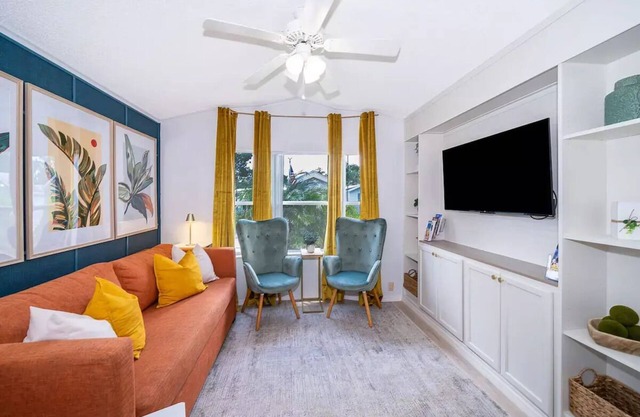 Fully-Stocked Cozy Tropical Cottage-4 mi to Disneyn