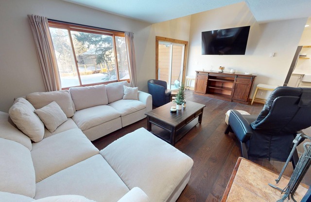 Fully Updated! Pet Friendly, Sauna, Garage. Near Fishing, Parks, Trails