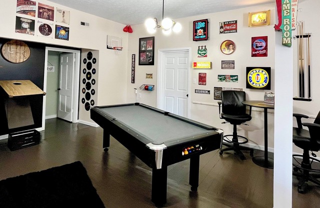 Fun 2 BdRm Apt in the Bourbon Capital with Pool Table, PAC-Man & More!