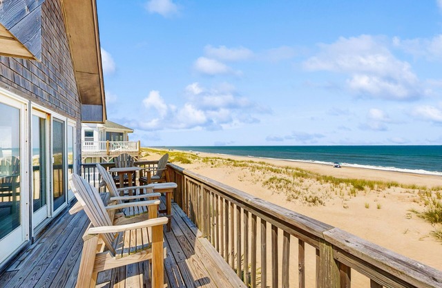 Fun beachfront home w/shared pool, WiFi, private washer & dryer, central AC