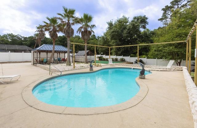 Fun Daze- Beautiful, Private *Heated Pool, Putting Green, Amazing Low Rates!