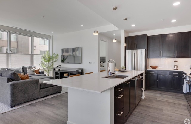 Fun & Fabulous, three bed apt!