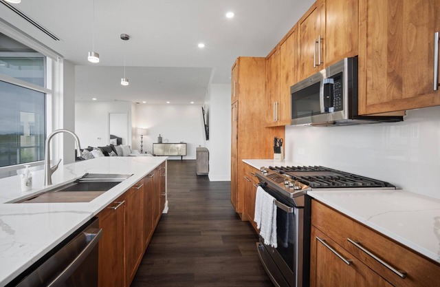 Fun & Fabulous, two bed apt!