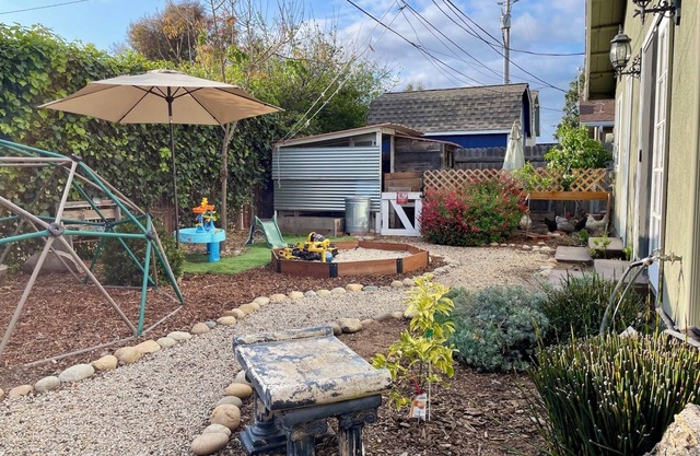 Fun Family-Friendly Summer Home- 3BR, Backyard play, 5 min. to beach
